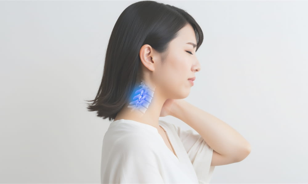 ストレートネックで首が辛そうな女性