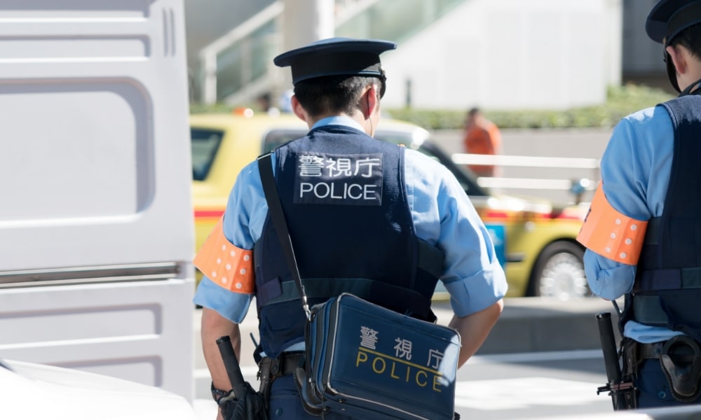 交通事故発生後の警察-