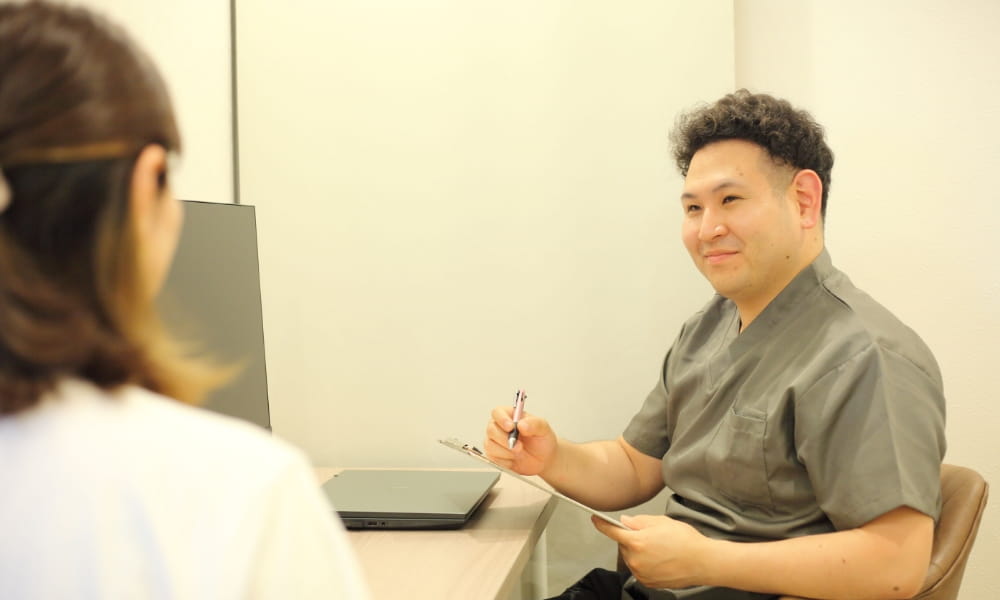 整骨院の院長先生の診察