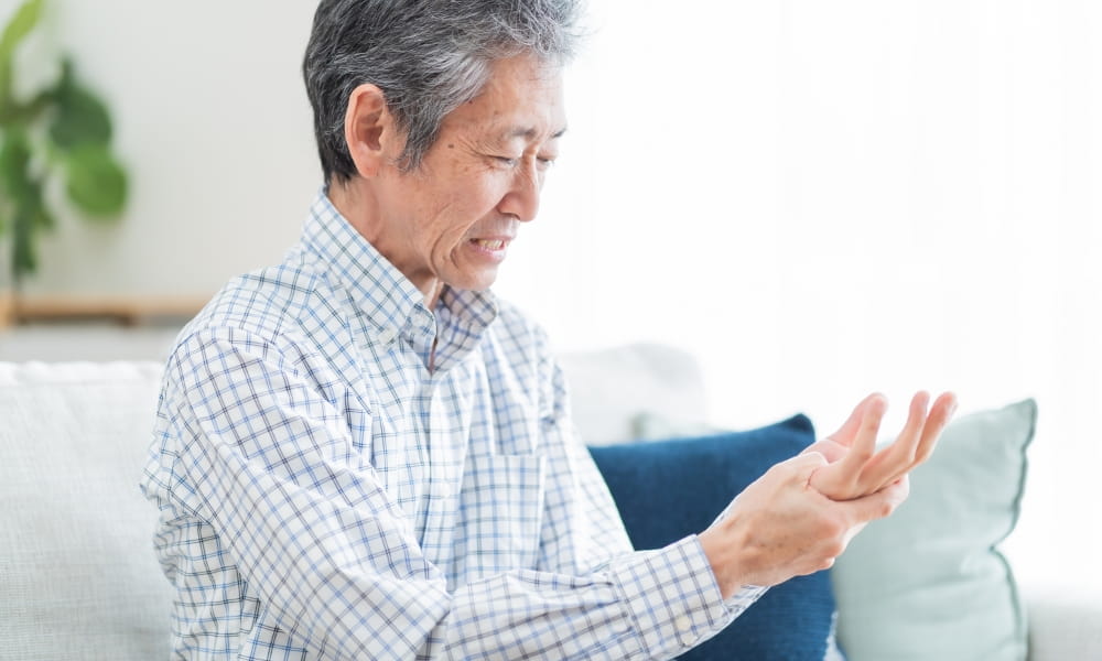手の痺れで困っている男性